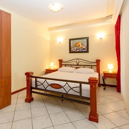 Milan'S Apartments Свети Стефан Стая снимка
