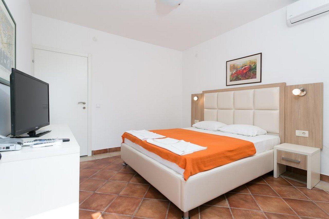 Milan'S Apartments Свети Стефан Екстериор снимка