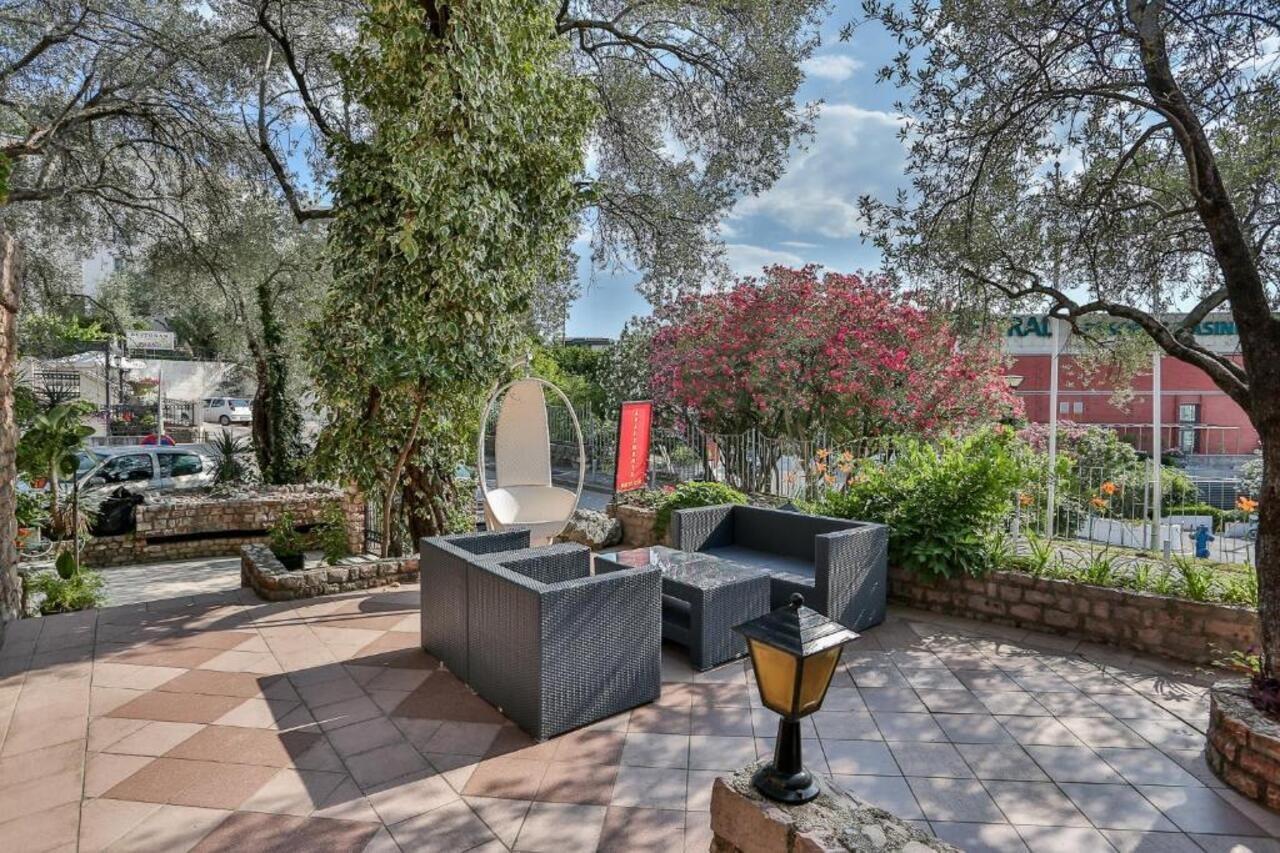 Milan'S Apartments Свети Стефан Екстериор снимка