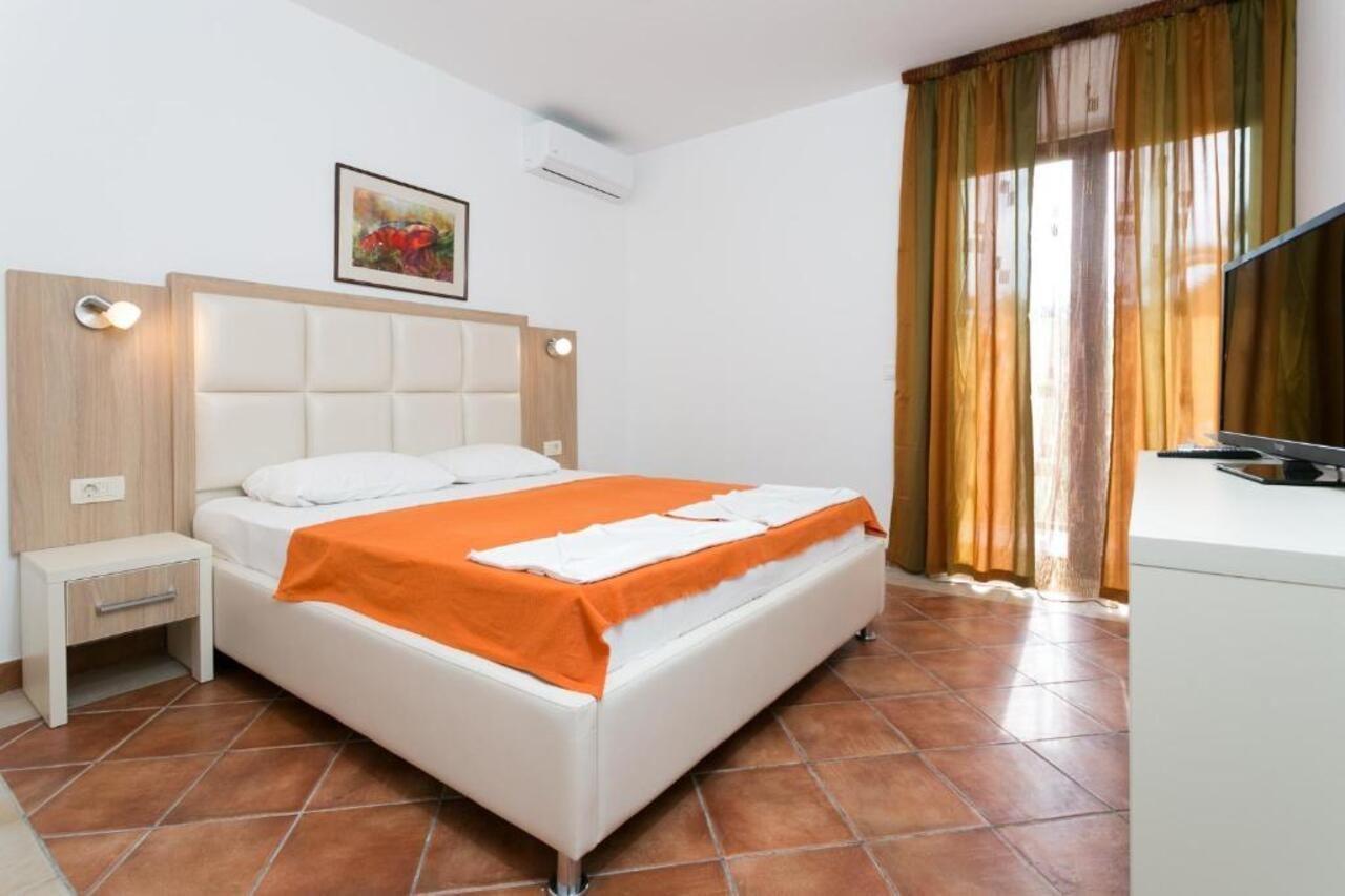 Milan'S Apartments Свети Стефан Екстериор снимка
