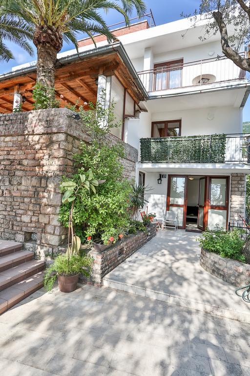 Milan'S Apartments Свети Стефан Екстериор снимка