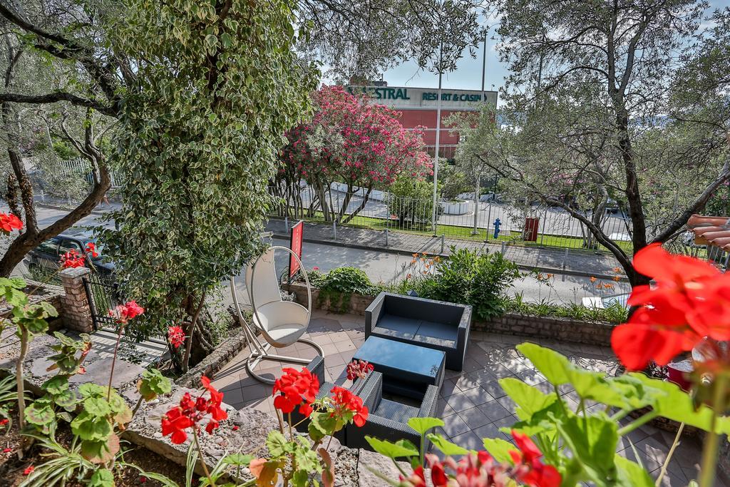 Milan'S Apartments Свети Стефан Екстериор снимка