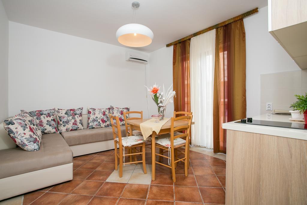 Milan'S Apartments Свети Стефан Екстериор снимка
