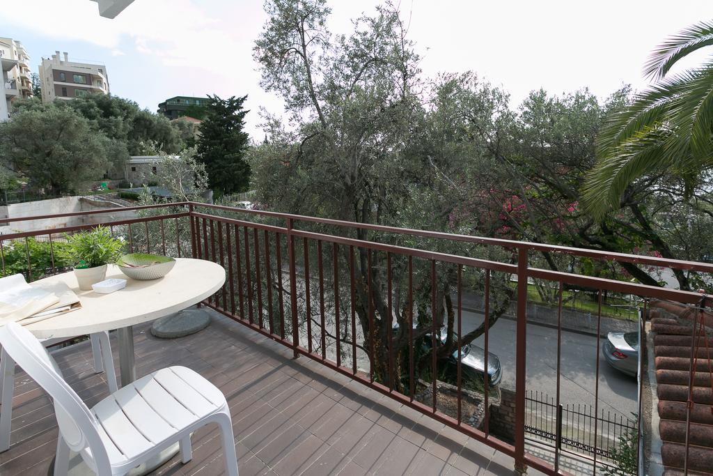 Milan'S Apartments Свети Стефан Екстериор снимка