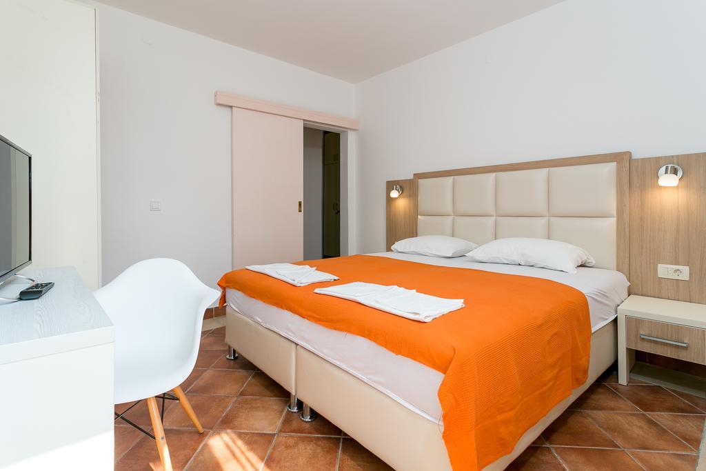 Milan'S Apartments Свети Стефан Екстериор снимка