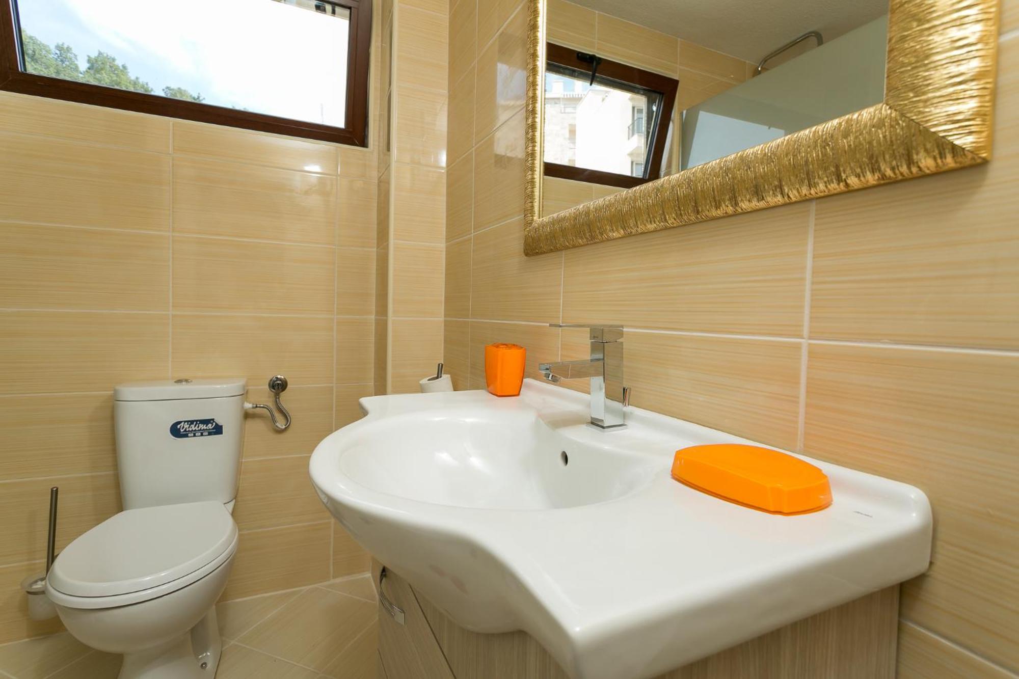 Milan'S Apartments Свети Стефан Екстериор снимка