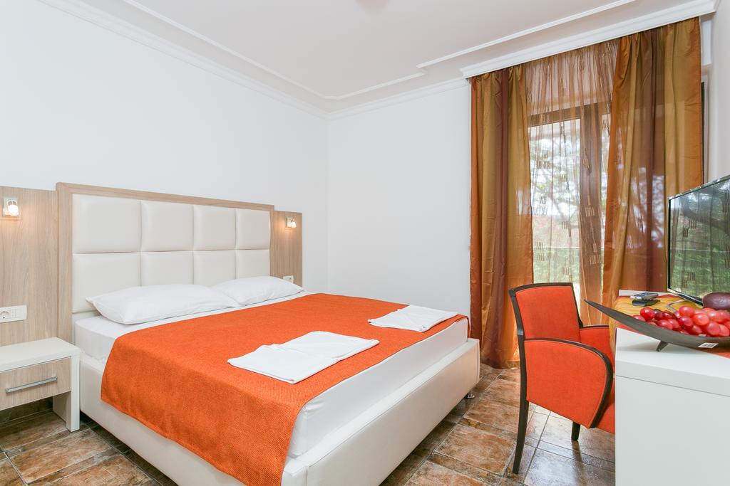 Milan'S Apartments Свети Стефан Екстериор снимка