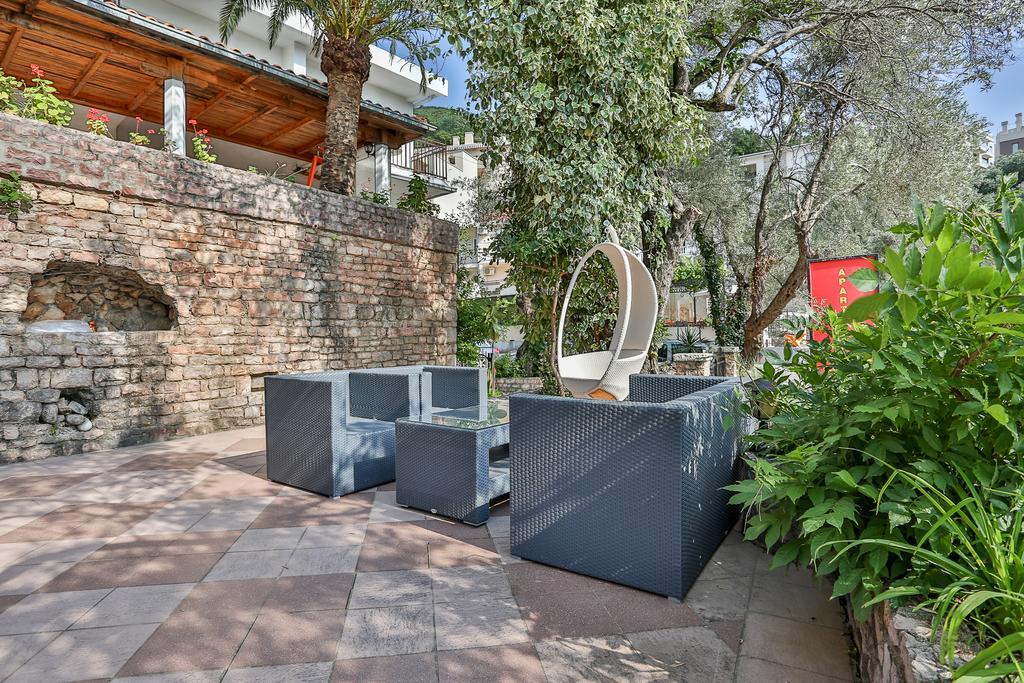 Milan'S Apartments Свети Стефан Екстериор снимка