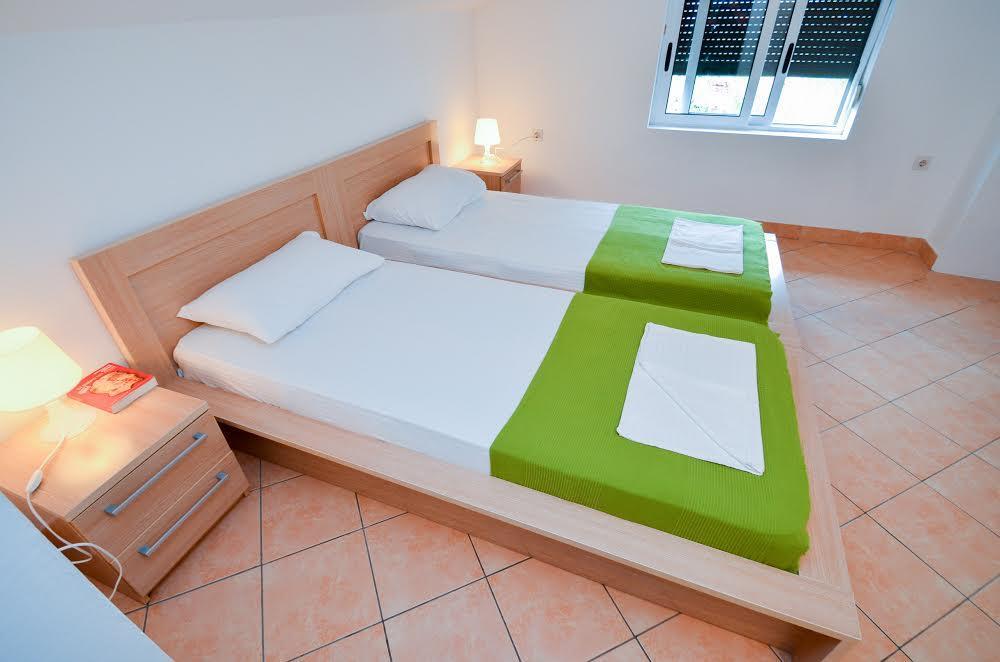Milan'S Apartments Свети Стефан Екстериор снимка
