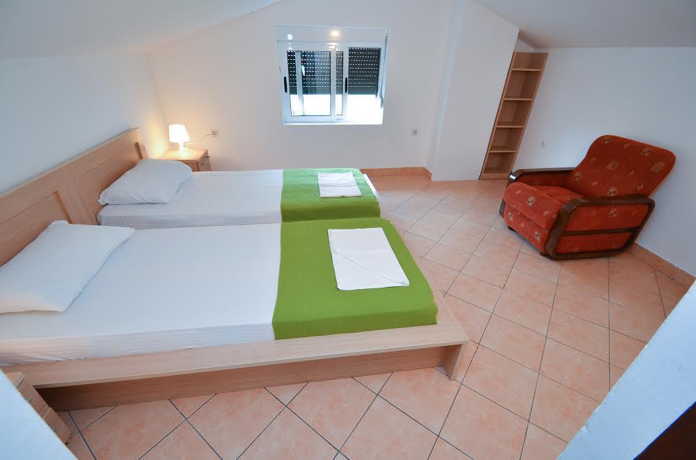 Milan'S Apartments Свети Стефан Екстериор снимка