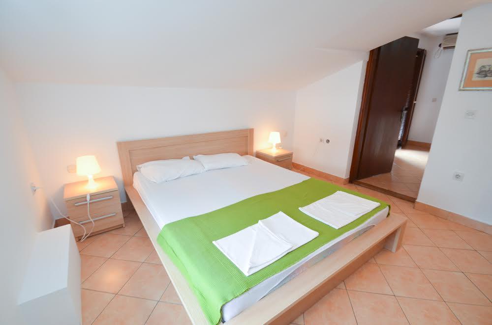 Milan'S Apartments Свети Стефан Екстериор снимка