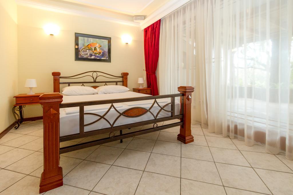 Milan'S Apartments Свети Стефан Стая снимка